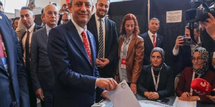 تركيا.. الشعب الجمهوري يعيد انتخاب أوزجور أوزال رئيسا للحزب