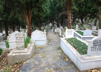 تركيا.. استبدال شواهد القبور الرخامية بالبلاستيك!
