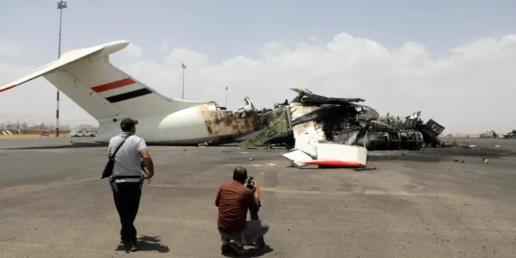 إسرائيل تشن هجومًا على مطار صنعاء في اليمن وتدمر طائرة