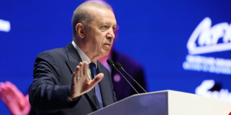 أوزغور أوزل: اعتقال إمام أوغلو تم بعلم ترامب