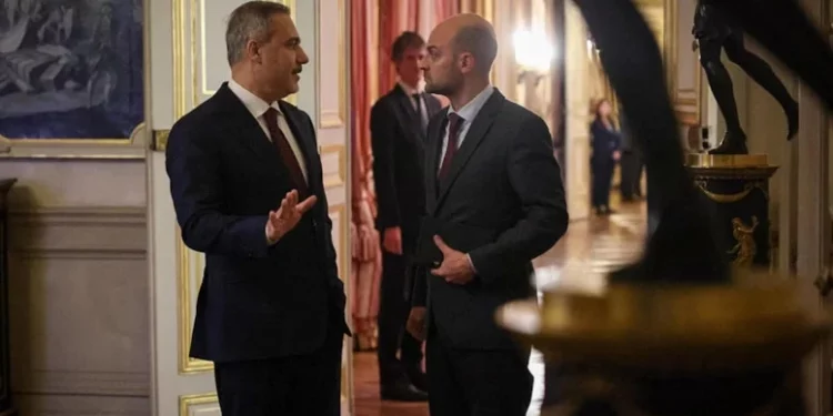 وزير الخارجية التركي يهاتف نظيره الفرنسي