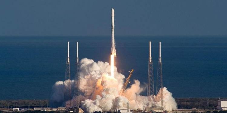 سبيس إكس تطلق صاروخ فالكون 9 إلى السماء