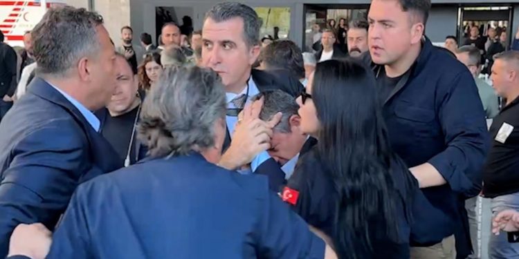 تركيا.. زعيم المعارضة يتعرض للصفع!