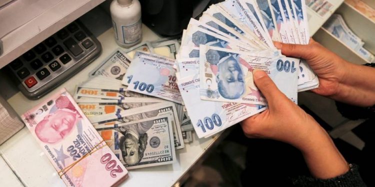 انخفاض قيمة الليرة التركية مع العيد