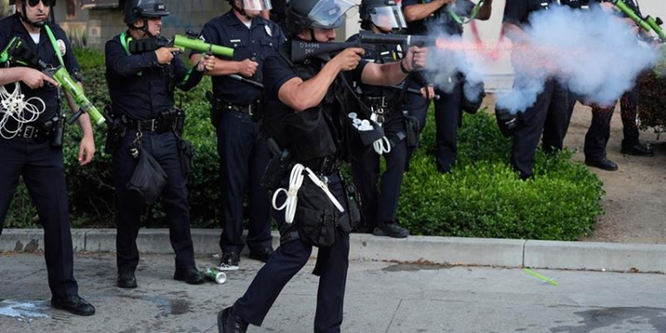 شرطة لوس أنجلوس تفرض حظر التجوال مع استمرار الاحتجاجات ضد حملة ترامب على الهجرة