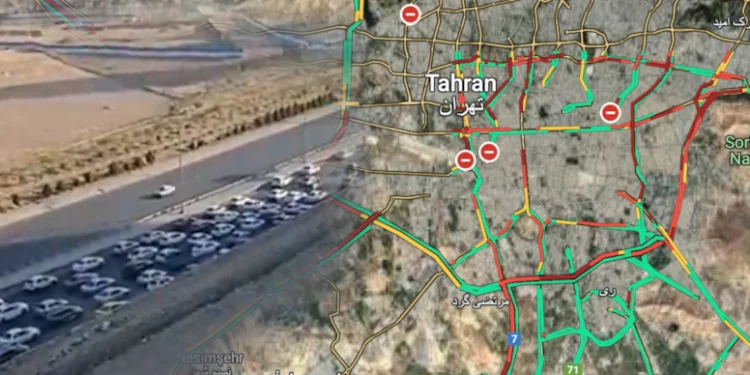 طرق طهران مشلولة.. السكان يتدفقون لمغادرة المدينة