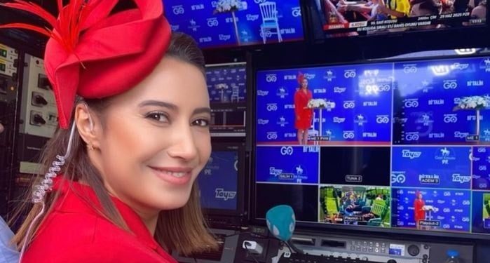 مذيعة تركية شهيرة تنتحر في منزلها