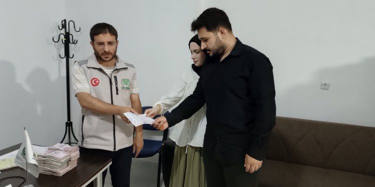 عروس تركية تتبرع بحلي زفافهما لغزة!