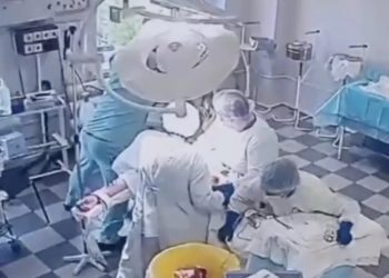 فيديو… فريق طبي يواصل عملية جراحية أثناء زلزال روسيا العنيف