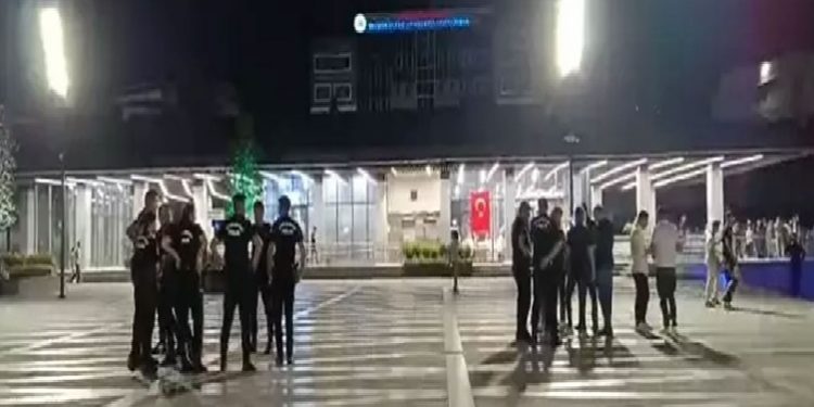 تركيا.. فتاة أجنبية تطعن طفلين وتلوذ بالفرار