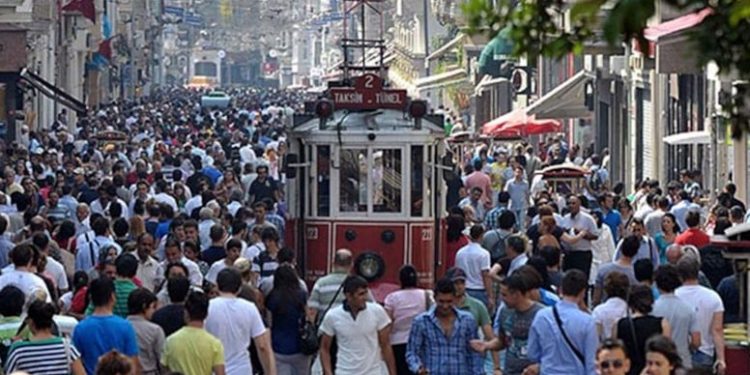 استطلاع: 82% من الشعب التركي يعاني من ضائقة معيشية