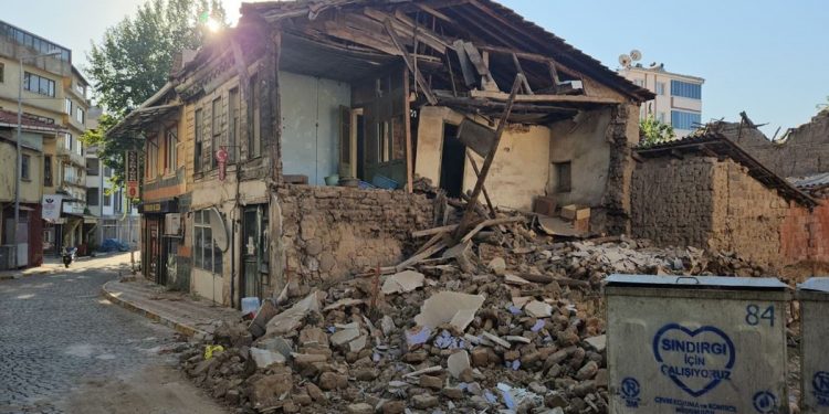 تركيا تكشف حصيلة زلزال باليك أسير