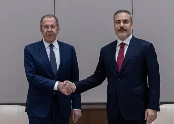 وزير خارجية تركيا يناقش مع نظيره الروسي قمة ألاسكا