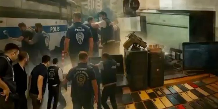 تركيا.. اعتقال 214 في عمليات استهدفت الجرائم الإلكترونية 