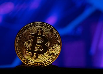 البيتكوين يهوي لأدنى مستوى في أسبوعين بضغط من السياسة الأمريكية