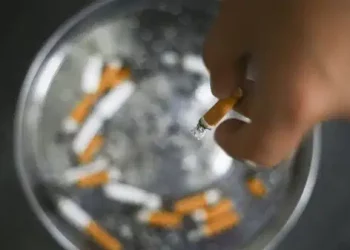 واحد من كل رجلين وواحدة من كل أربع نساء يدخنون في تركيا