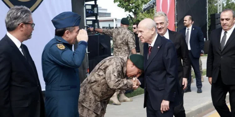 ترقية ضابط قبّل يد حليف أردوغان مديراً لأمن ولاية موغلا