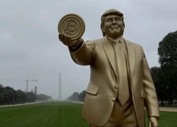 تمثال لـ”دونالد ترامب” يحمل عملة بيتكوين يثير الجدل أمام مبنى الكونغرس