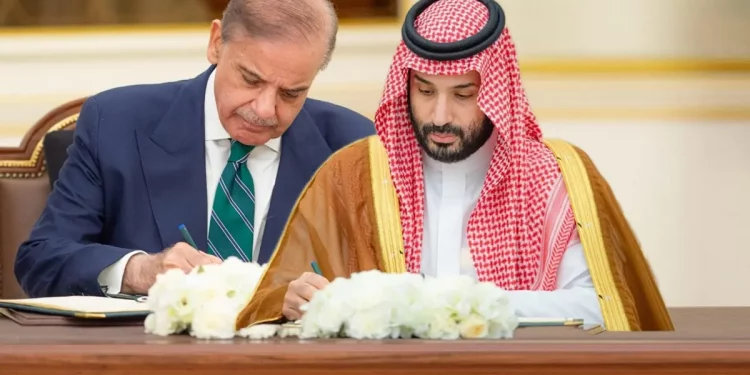 اتفاقية دفاع تاريخية: السعودية وباكستان توقعان على تعزيز الأمن الإقليمي والدولي