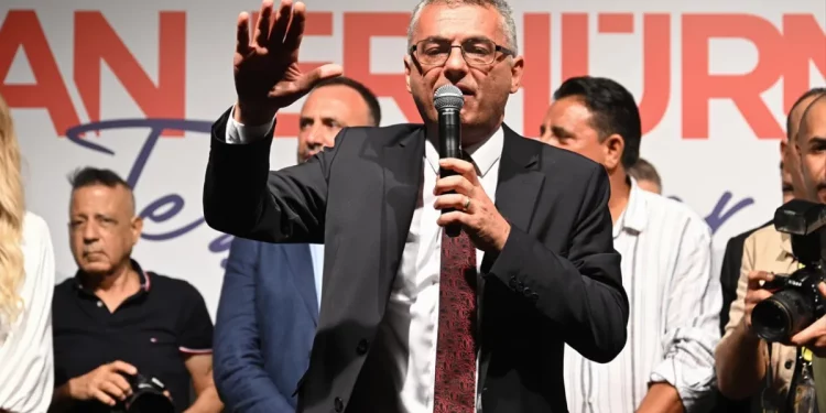 تهاني يونانية لرئيس قبرص الشمالية بعد فوزه على مرشح تركيا