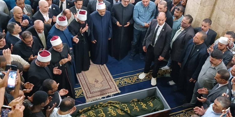 تشييع جنازة العالم أحمد عمر هاشم بحضور شيخ الأزهر ووزير الأوقاف