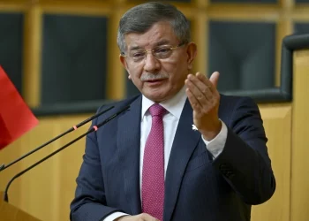 داود أوغلو: لا أقبل منصبًا شرفيًا