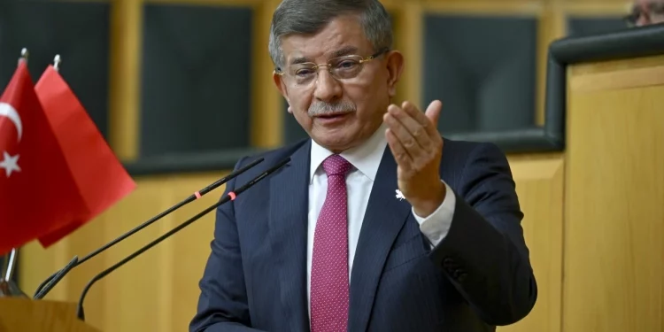 داود أوغلو: لا أقبل منصبًا شرفيًا