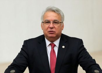 تركيا.. اعتقال برلماني سابق عن الحزب الحاكم بتهمة “إهانة أردوغان”