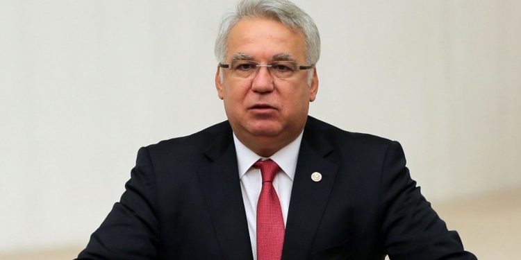 تركيا.. اعتقال برلماني سابق عن الحزب الحاكم بتهمة “إهانة أردوغان”