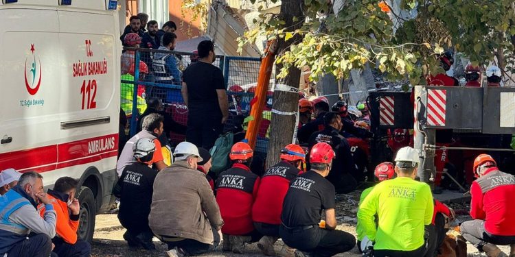 تركيا.. عالقون أسفل أنقاض منزل منهار في كوجالي