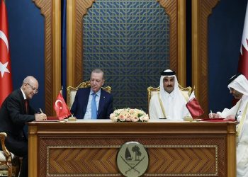 تركيا وقطر توقعان اتفاقيات تعاون في التجارة والصناعات الدفاعية