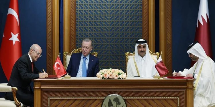 تركيا وقطر توقعان اتفاقيات تعاون في التجارة والصناعات الدفاعية