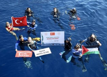 الرياضية التركية شاهيكة إرجومين تغطس من أجل غزة وتحطم رقمها القياسي العالمي