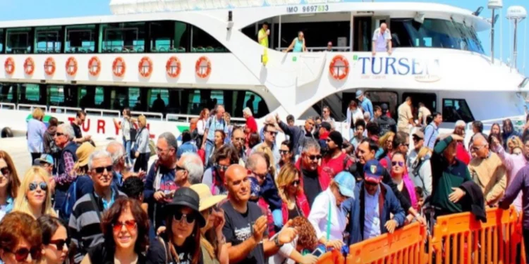 الأتراك ينعشون السياحة في جزيرة ساموس اليونانية