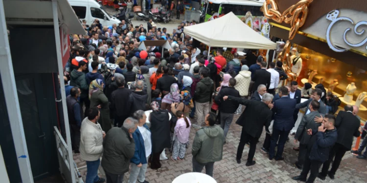 تركيا.. حشود أمام متجر مجوهرات يوزع هدايا ذهبية وساعات مجانية