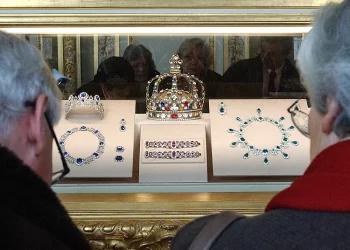 إغلاق متحف اللوفر في باريس بعد سرقته