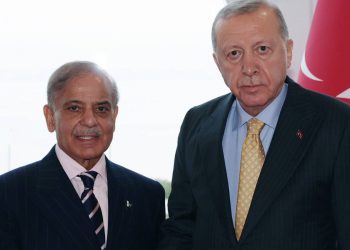 أردوغان يجتمع مع رئيس الوزراء الباكستاني في باكو
