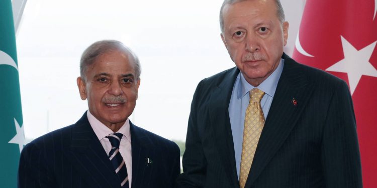 أردوغان يجتمع مع رئيس الوزراء الباكستاني في باكو