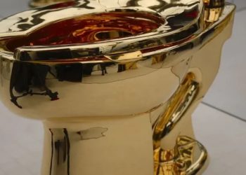 مرحاض من الذهب الخالص.. دار مزادت تعرض أغرب عمل فني!