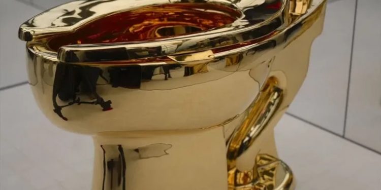 مرحاض من الذهب الخالص.. دار مزادت تعرض أغرب عمل فني!