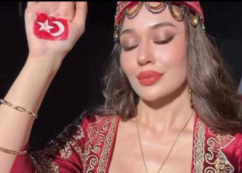 ملكة جمال تركيا تُمنع من رفع العلم في مسابقة ملكة جمال الكون 2025