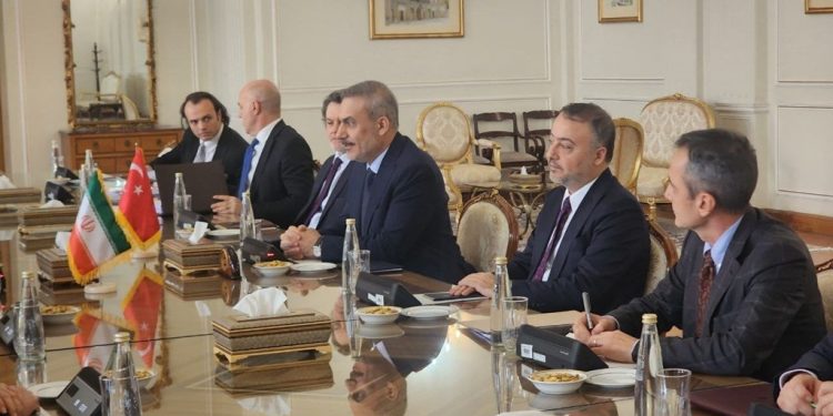 وزير خارجية تركيا يلتقي نظيره الإيراني في طهران