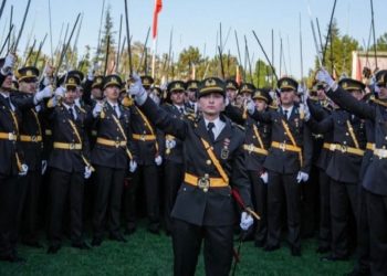 جدل في تركيا بسبب قبول سوريين بالمدارس الحربية