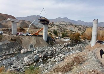 تركيا.. انهيار جسر ضخم قيد الإنشاء ومصرع 4 عمال في ديار بكر