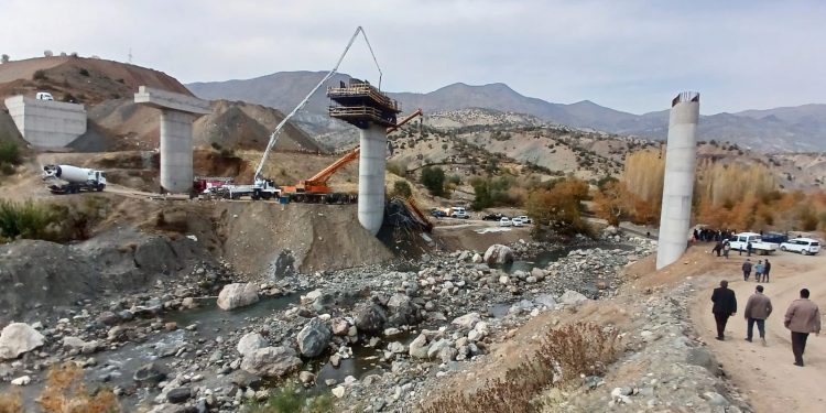 تركيا.. انهيار جسر ضخم قيد الإنشاء ومصرع 4 عمال في ديار بكر