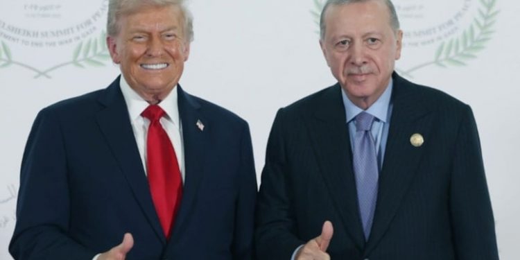 ترامب يتباهى: أحرر المعتقلين في تركيا بمكالمة مع أردوغان!