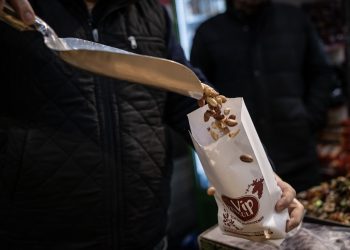 انتعاش سوق المكسرات في تركيا مع حلول رأس السنة