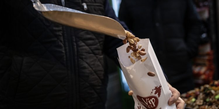 انتعاش سوق المكسرات في تركيا مع حلول رأس السنة