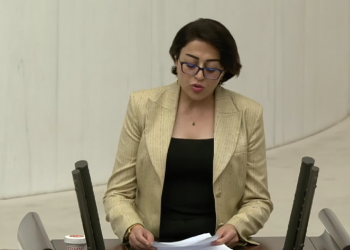 برلمانية تركية تحضُر حافية القدمين!