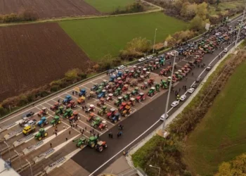 المزارعون في اليونان يشلّون الحركة ويغلقون حدود تركيا وبلغاريا